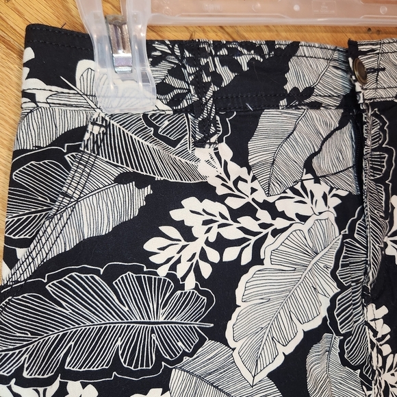 Croft & Barrow black and white leaf print classic fit skort size 4 stretch - Picture 3 of 10